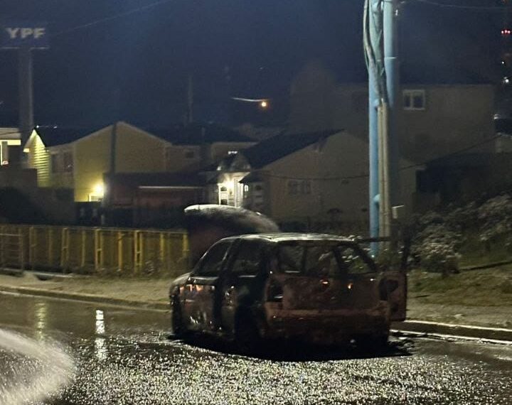 Se incendió un auto en Avenida Perito Moreno: no hubo heridos