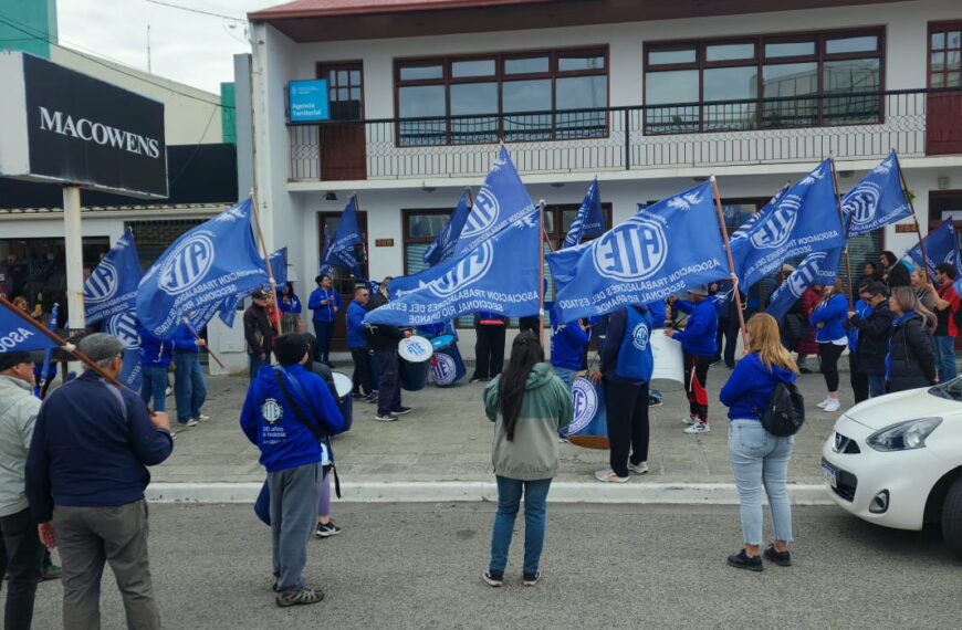 ATE volvió a marchar «en repudio a los senadores y diputados libertarios que nos traicionaron»