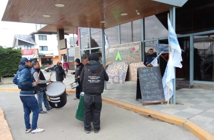 Paro y movilización en el Hotel Atlántida por salarios adeudados