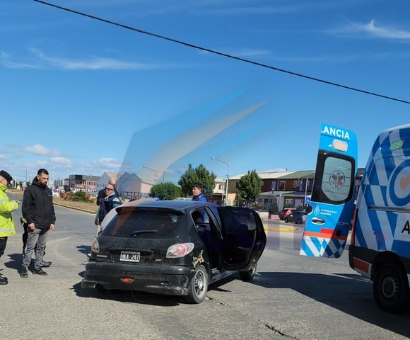 Una conductora hospitalizada tras ser embestida en cruce de avenida