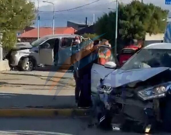 Dos mujeres heridas en violenta colisión de camionetas