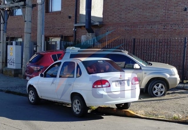 Conductora descompensada chocó contra vehículos estacionados