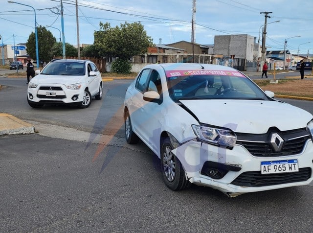 Una choferesa de remis golpeada tras choque en la rotonda de ATE