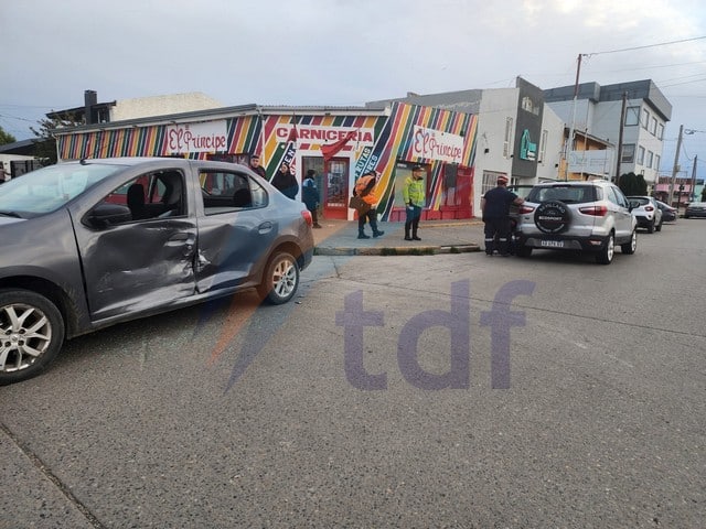 Dos conductores con golpes tras violento choque
