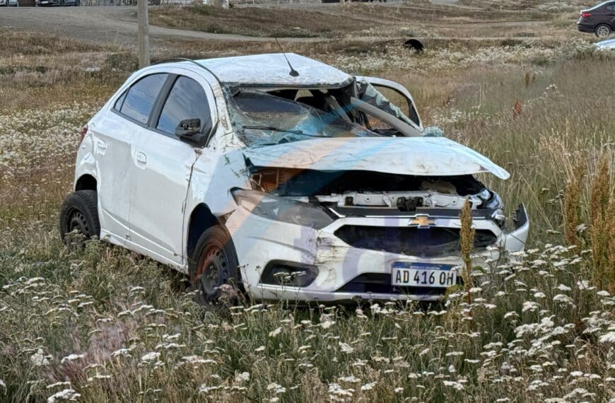 Vuelco con una pareja trasladada al Hospital