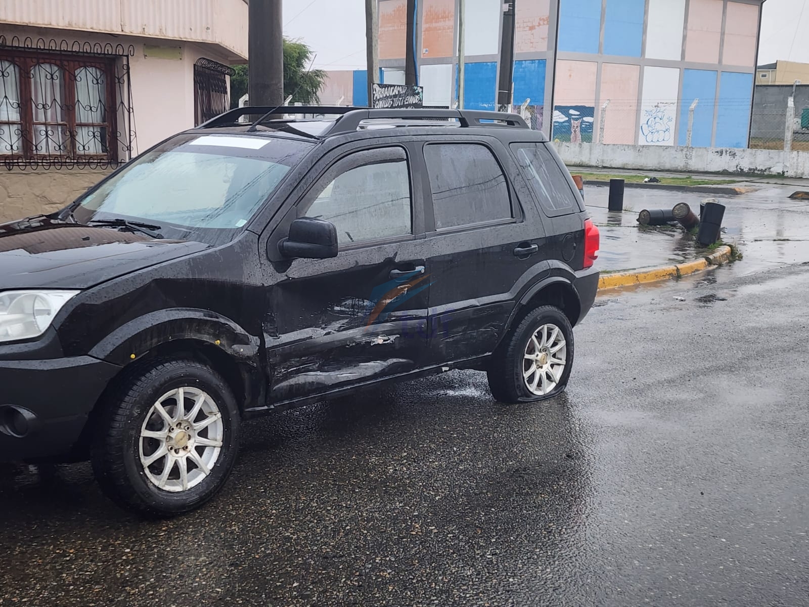 Complicada mañana en el tránsito en Río Grande<br><br>Muchos milímetros de agua caída en pocas horas anegan varias esquinas de la ciudad.<br><br>A esto se suman muchos semáforos fuera de funcionamiento a causa del apagón durante la madrugada.<br><br>El primer accidente de la mañana se registró en la esquina de Estrada y Alberdi, donde un Volkswagen Gol impactó contra una Ford Ecosport. <br><br>Afortunadamente no se registraron heridos, sin embargo dejó importantes daños materiales, incluso en pilotes de contención ubicados en un domicilio de esa ochava.