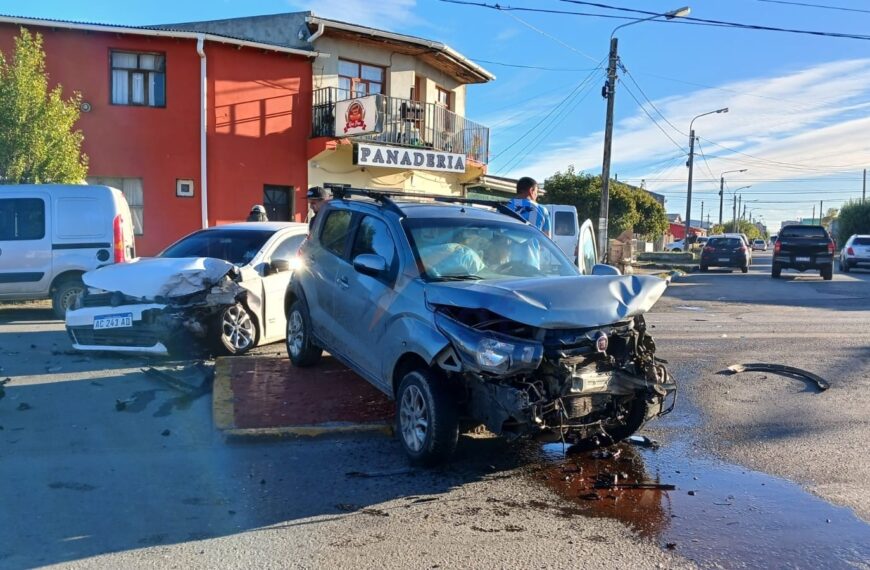 Violento choque en la Perón con cuatro autos afectados y un conductor herido