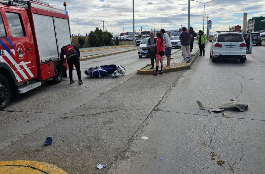 Una pareja que viajaba en moto debió ser trasladada al hospital luego de chocar contra un auto