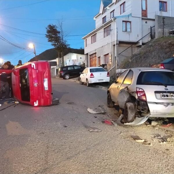 Volcó tras chocar un auto estacionado y se negó al test de alcoholemia
