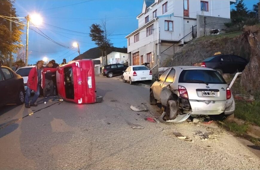 Volcó tras chocar un auto estacionado y se negó al test de alcoholemia