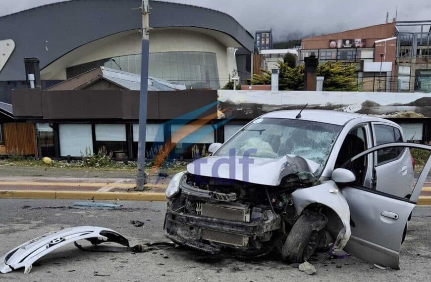 Violento accidente de un automovilista contra una columna alumbrado