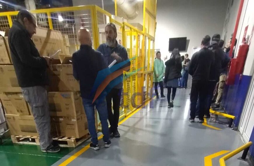 Polémica por la presencia de Oscar Martínez en plantas durante la votación