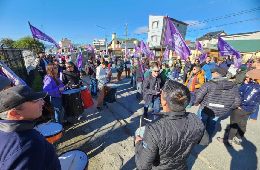 SUTEF y policías territoriales se manifiestan frente a la Legislatura antes del discurso de Gustavo Melella