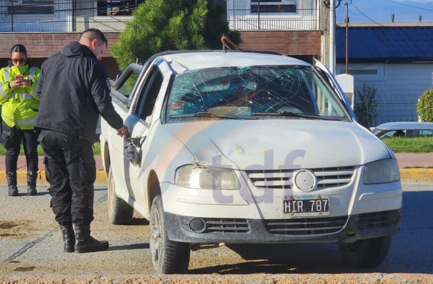 Conductor que volcó se negó a la alcoholemia y sus acompañantes insultaron a los policías